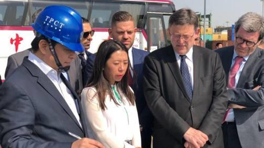 Ximo Puig y Aurelio Martínez, a la izquierda, ayer en Tianjín.