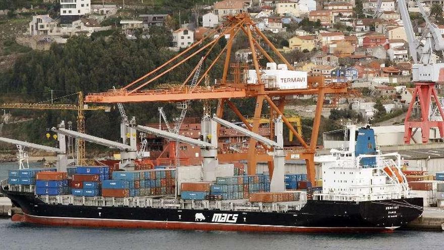 Un portacontenedores con pesca congelada en el puerto de Vigo. // Marta G. Brea