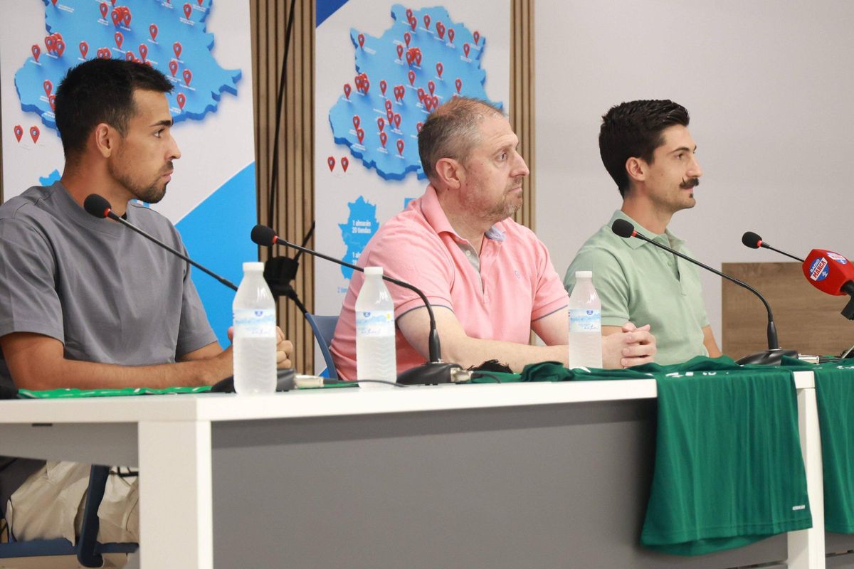 Diego Gómez, Francis Bordallo (director deportivo del Cacereño) y Rubén Sanchidrián.