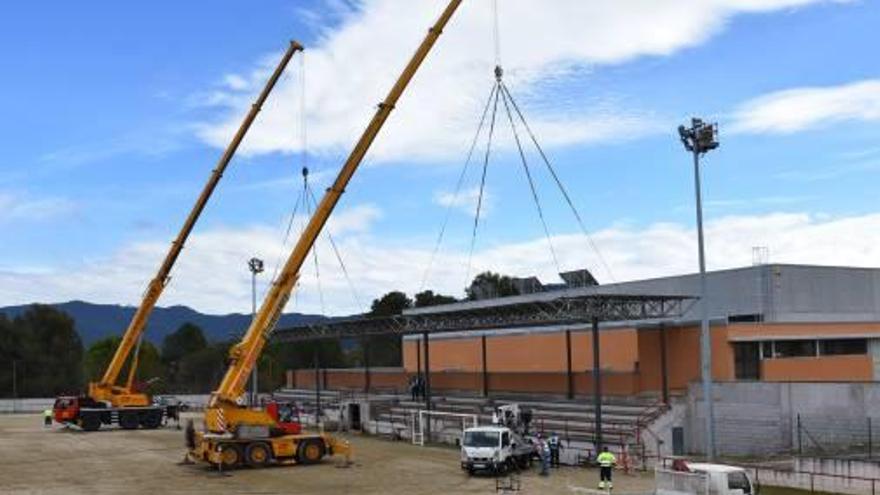 La nova coberta que s&#039;està instal·lant al camp de futbol