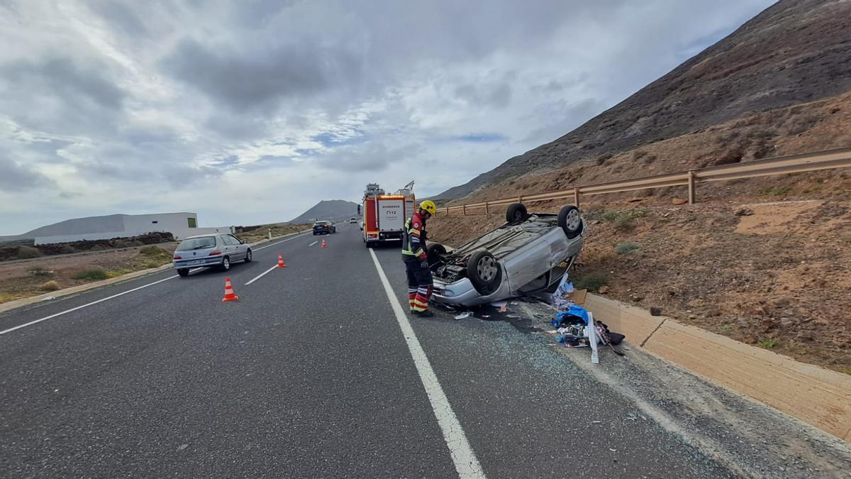 Coche volcado en la carretera entre Mala y Arrieta este jueves.