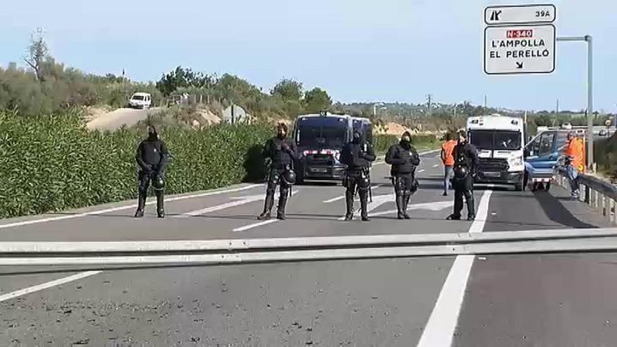 CDR cortan la autopista AP-7 en Tarragona