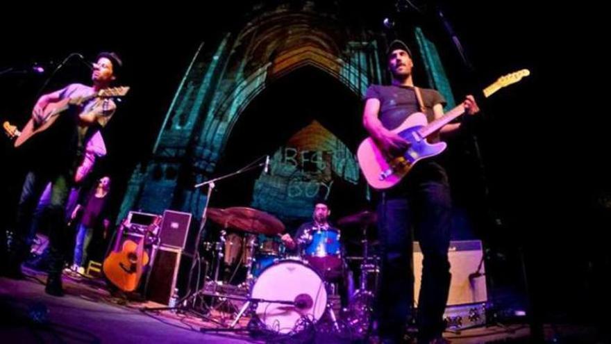 Componentes de Best Boy durante su actuación ante la catedral de Tui. // Gus Abreu / E.G.