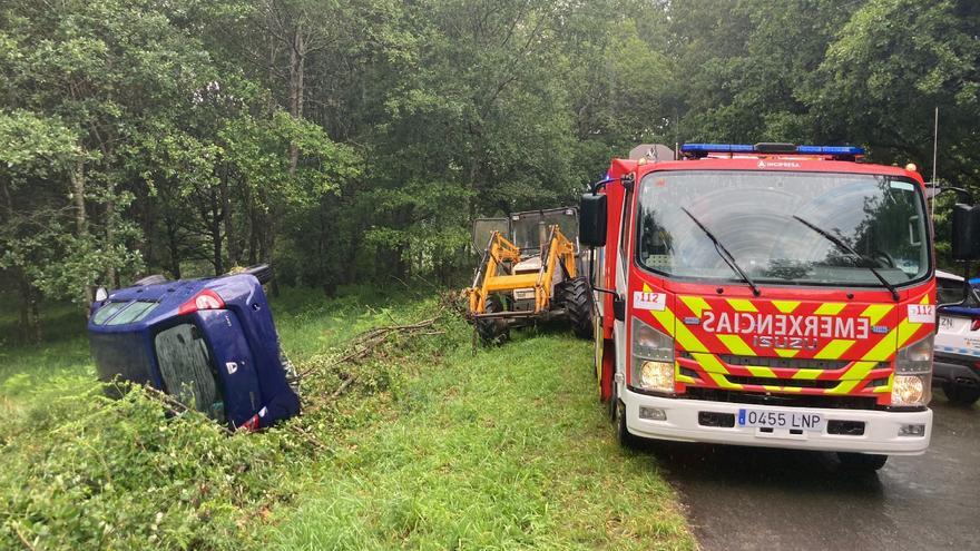 Dos heridos leves en una salida de vía con vuelco en Lalín