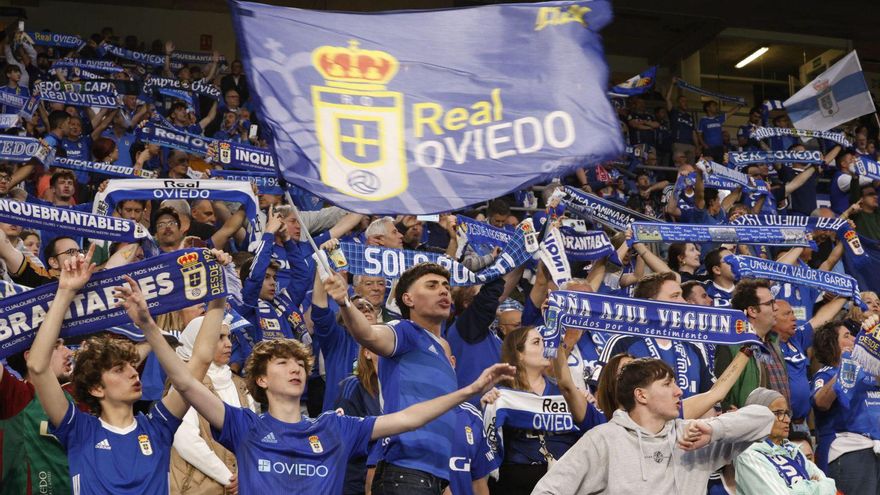 Aficionados en la grada del Tartiere en el choque del miércoles ante el Almería. | LUISMA MURIAS