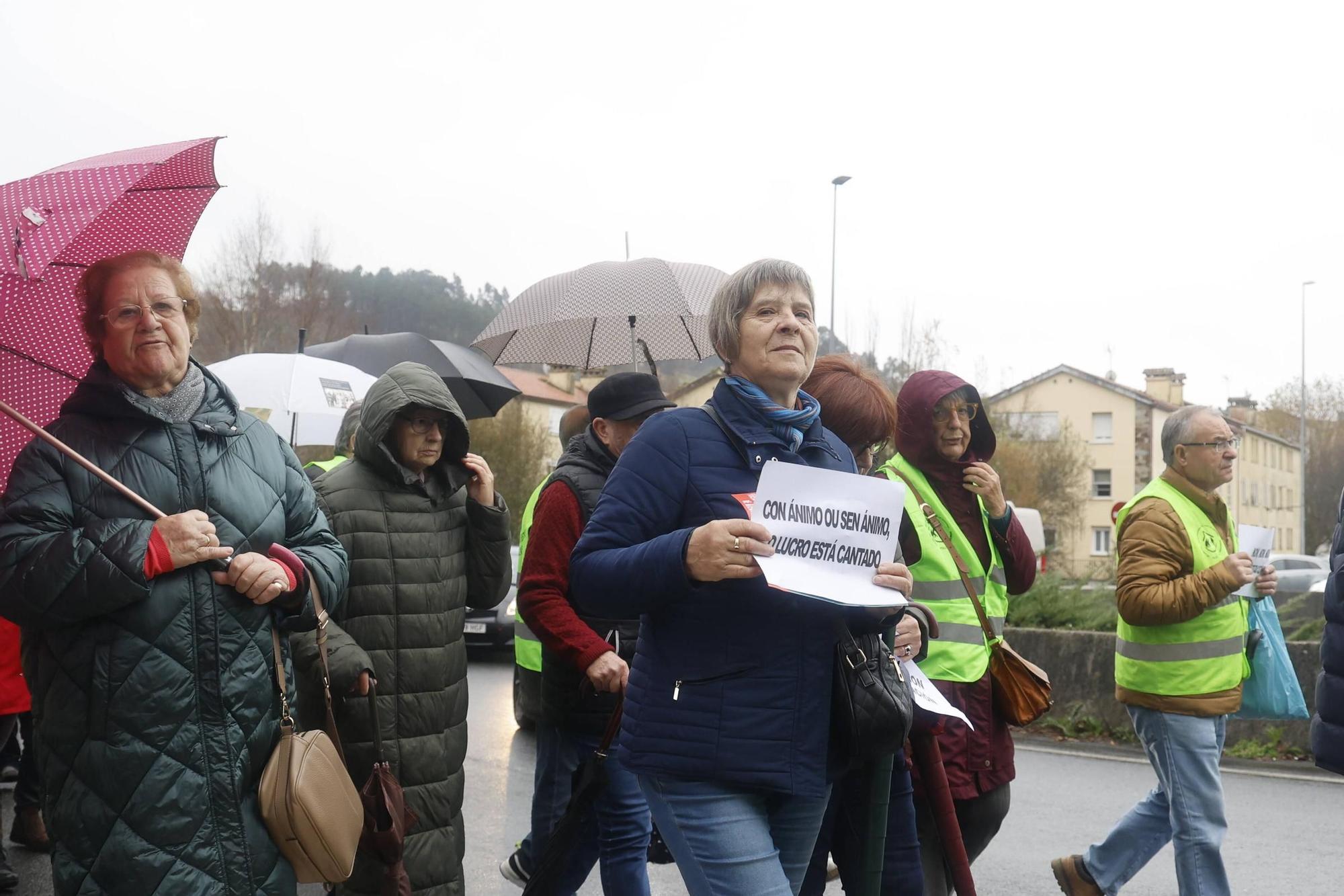 Manifestación en Santiago por la gestión pública de las residencias