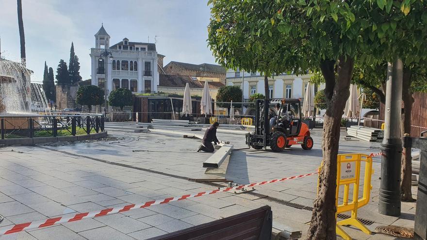 El Carnaval Romano ya brota en Mérida con la instalación de las luces y una gran carpa para garantizar la diversión