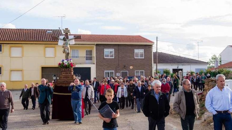 Procesión con el Cristo de la Capilla por una calle de Tábara.