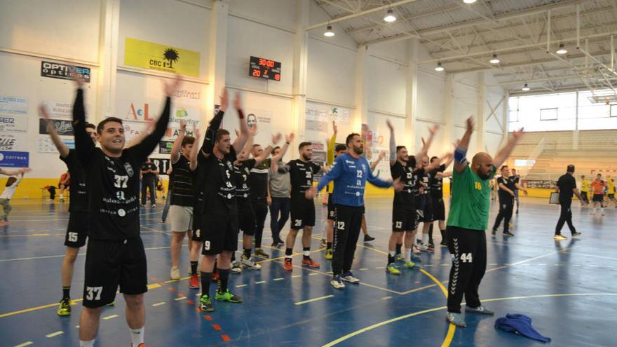 Los jugadores de Elda celebran la clasificación para el playoff.