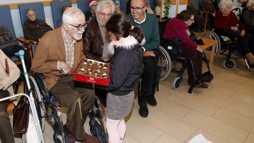 Bernardino Graña onte cunha pequena alumna de Panxón. // J.Lores