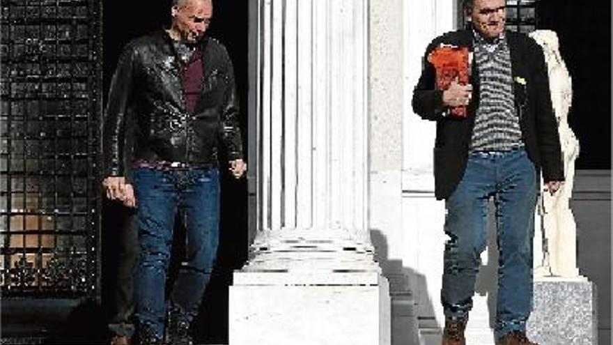 Varufakis, a l&#039;esquerra de la foto, surt del palau presidencial després d&#039;una reunió amb Tsipras