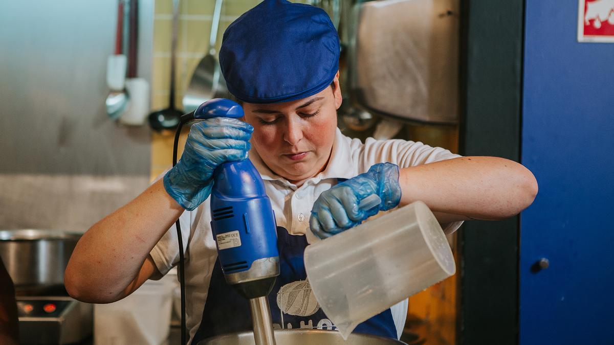 Una de las trabajadoras que se han incorporado en 2023