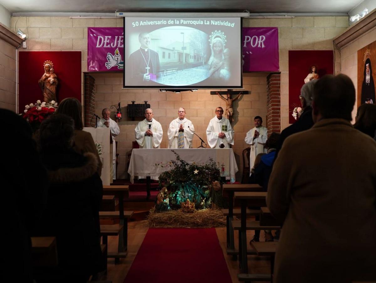 Feligreses en la misa presidida por el obispo y con celebrada por varios sacerdotes. | J.L.Fernández