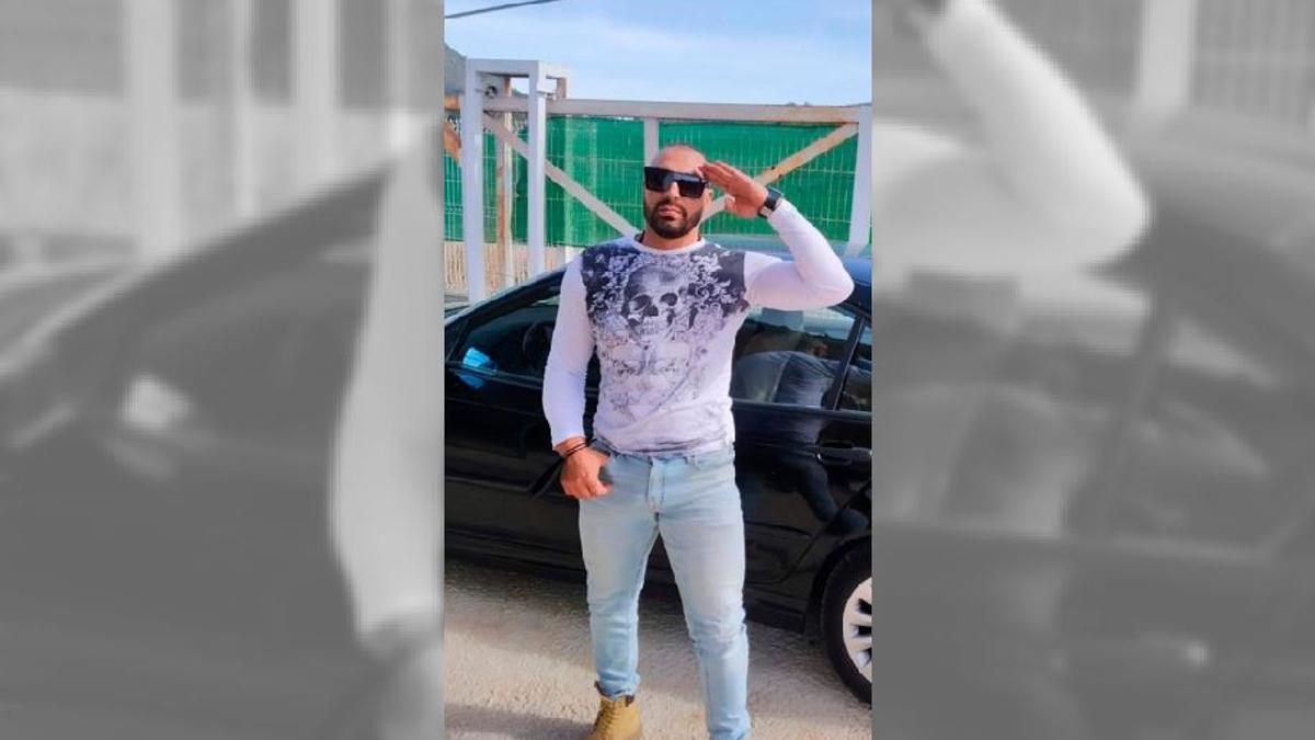 Petar Krasimirov, de 42 años, en una foto reciente, saluda junto a su coche.