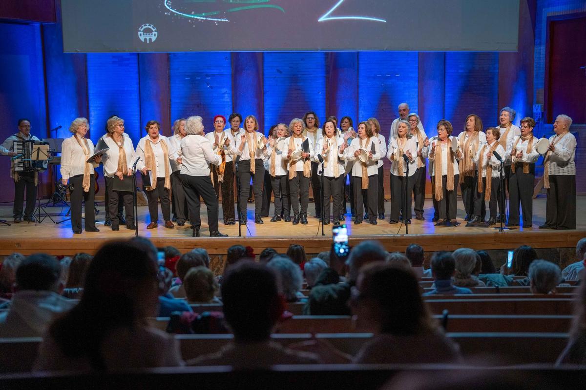 Baile y muchos villancicos para los mayores.