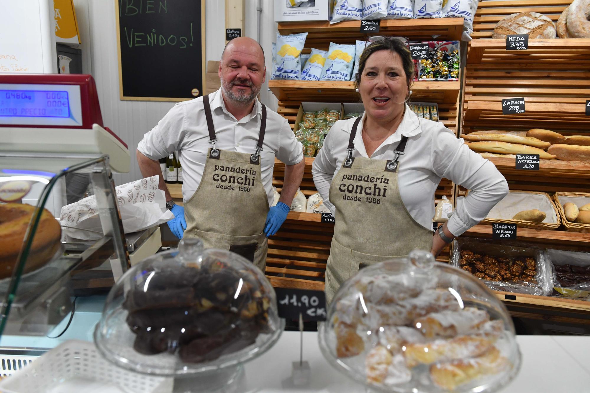 El mercado provisional de Monte Alto abre sus puertas: flores, clientes de siempre y nuevos curiosos