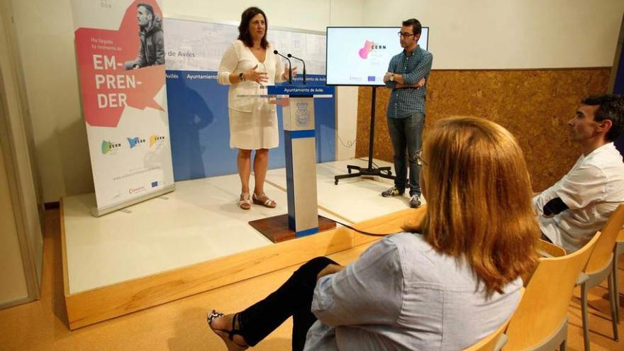 Ana Álvarez de la Roz, gerente de Estrategia TIC, y Manuel Campa, en la presentación del programa.