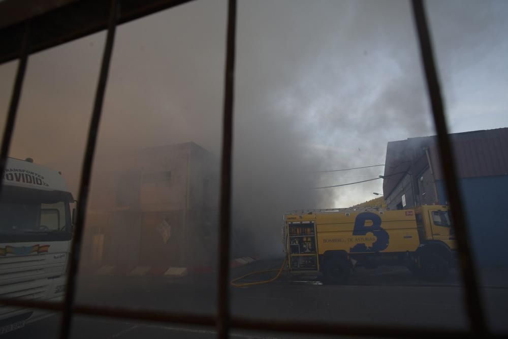 Un incendio en la antigua fábrica de hielo enciende las alarmas en la ciudad