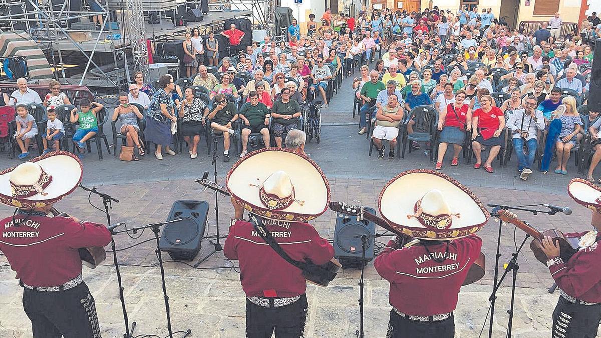 Actuación de mariachis en la plaça Major.