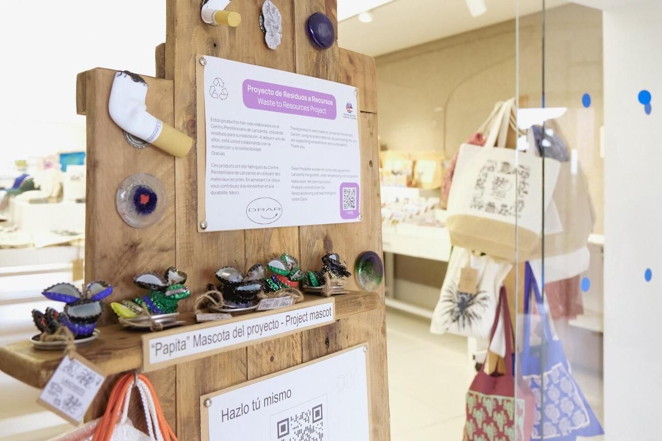 Internos de la cárcel de Lanzarote participan en un proyecto de reciclaje de la basura de los Centros Turísticos