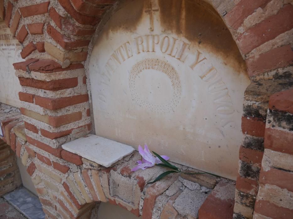 Homenaje a los enterrados más antguos en el cementerio de Valencia