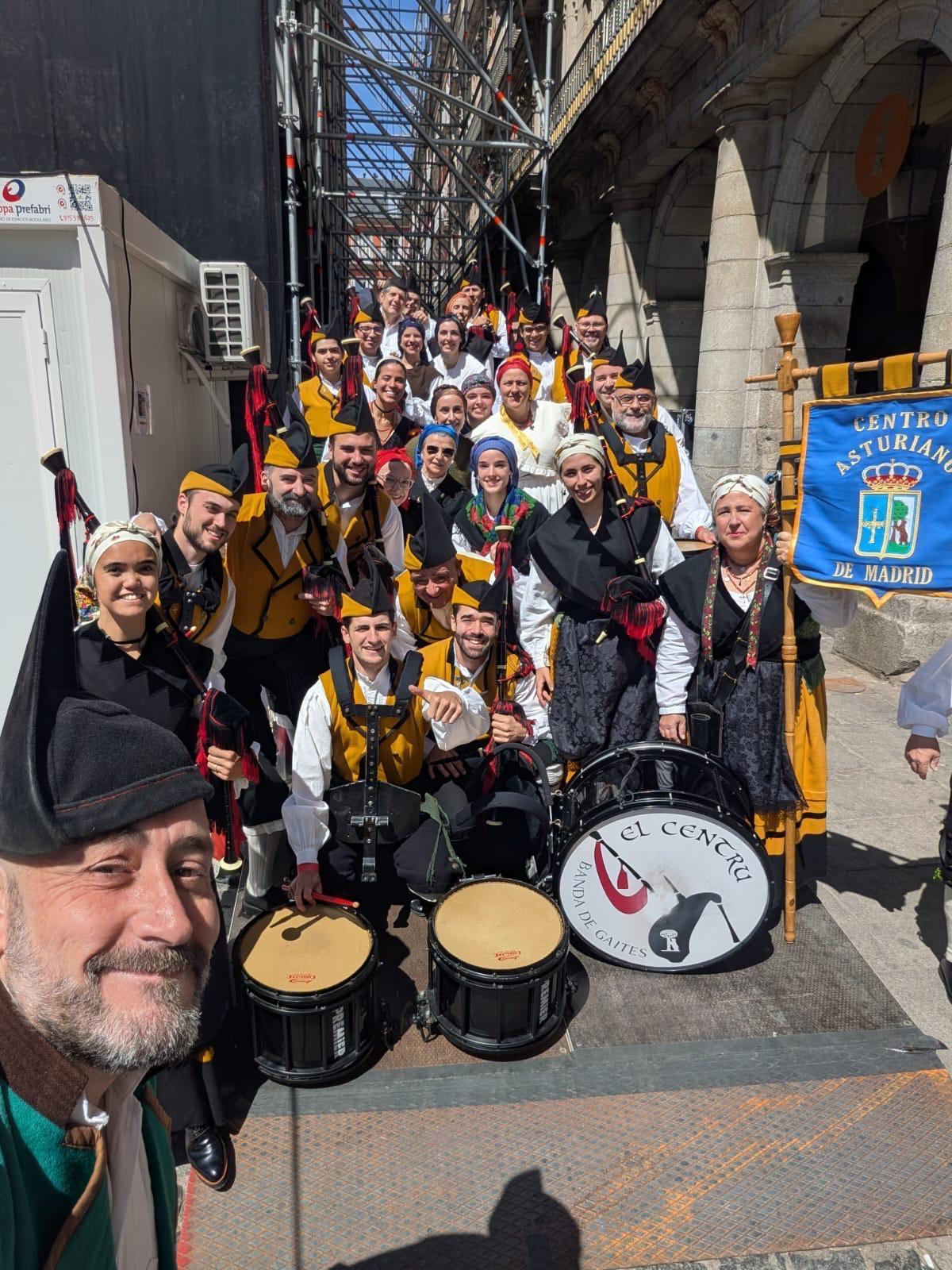 La banda de gaitas del Centro Asturiano y el grupo de baile