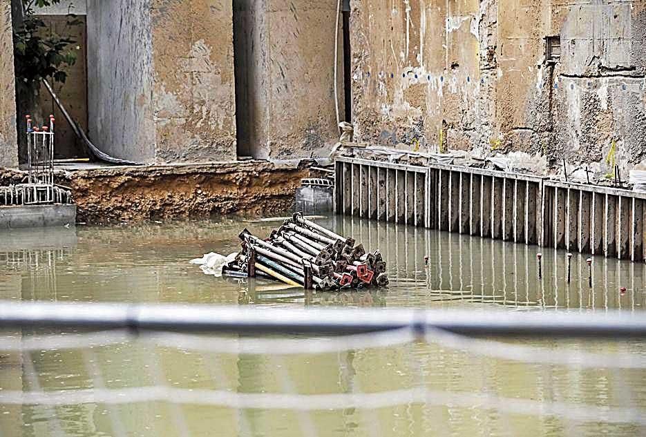 Al fondo, dos de los pilares de hormigón sobre el terreno