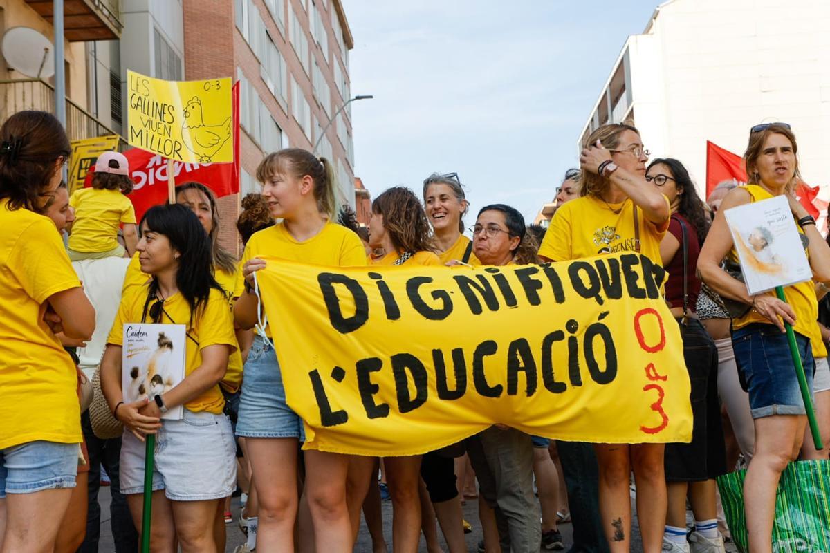 La protesta de docents a Manresa, en imatges