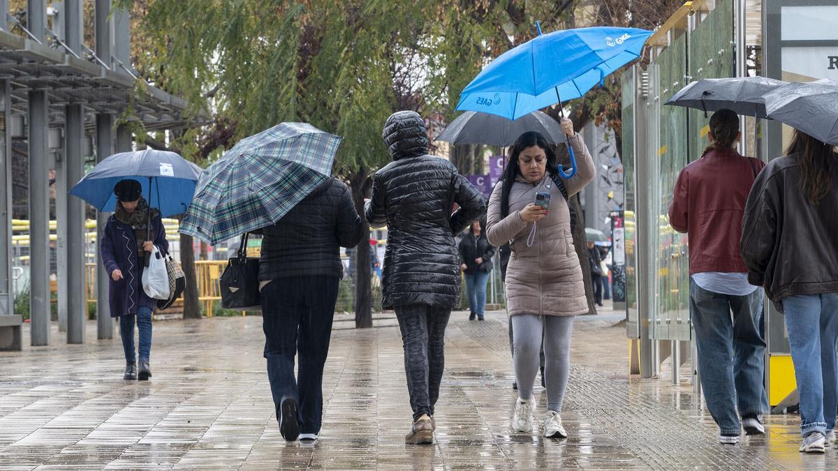 Día de lluvia y paraguas en el centro de Barcelona.
