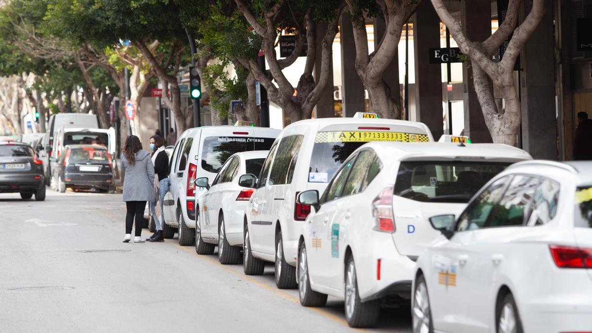 Parada de taxis de la avenida de Bartolomé Roselló, en la ciudad de Ibiza.