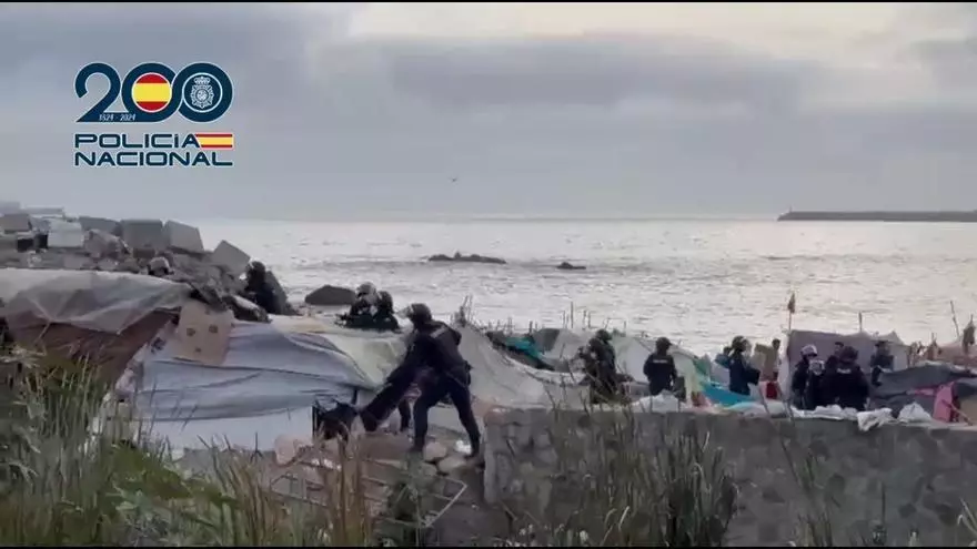 Desalojo de chabolas de migrantes en la playa de Benítez de Ceuta