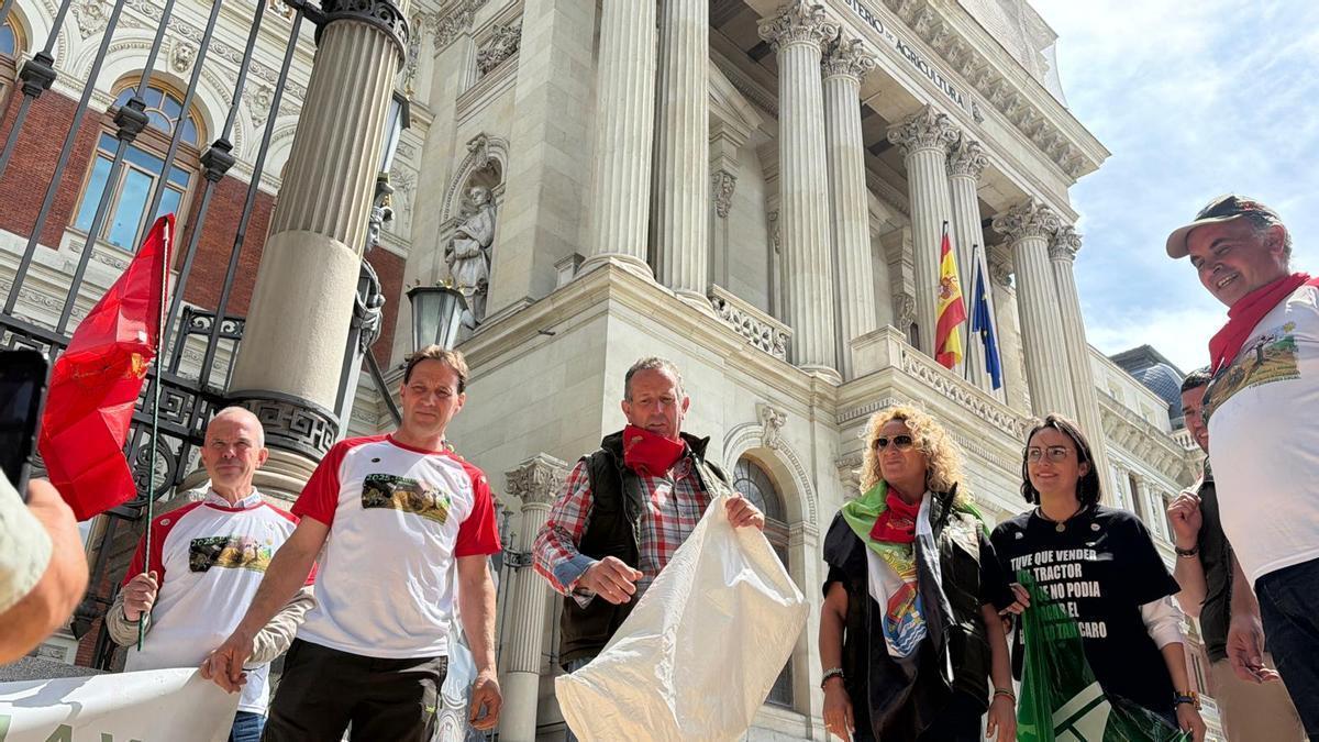 Juan Metidieri, en el centro de la imagen, durante la protesta ante el ministerio.
