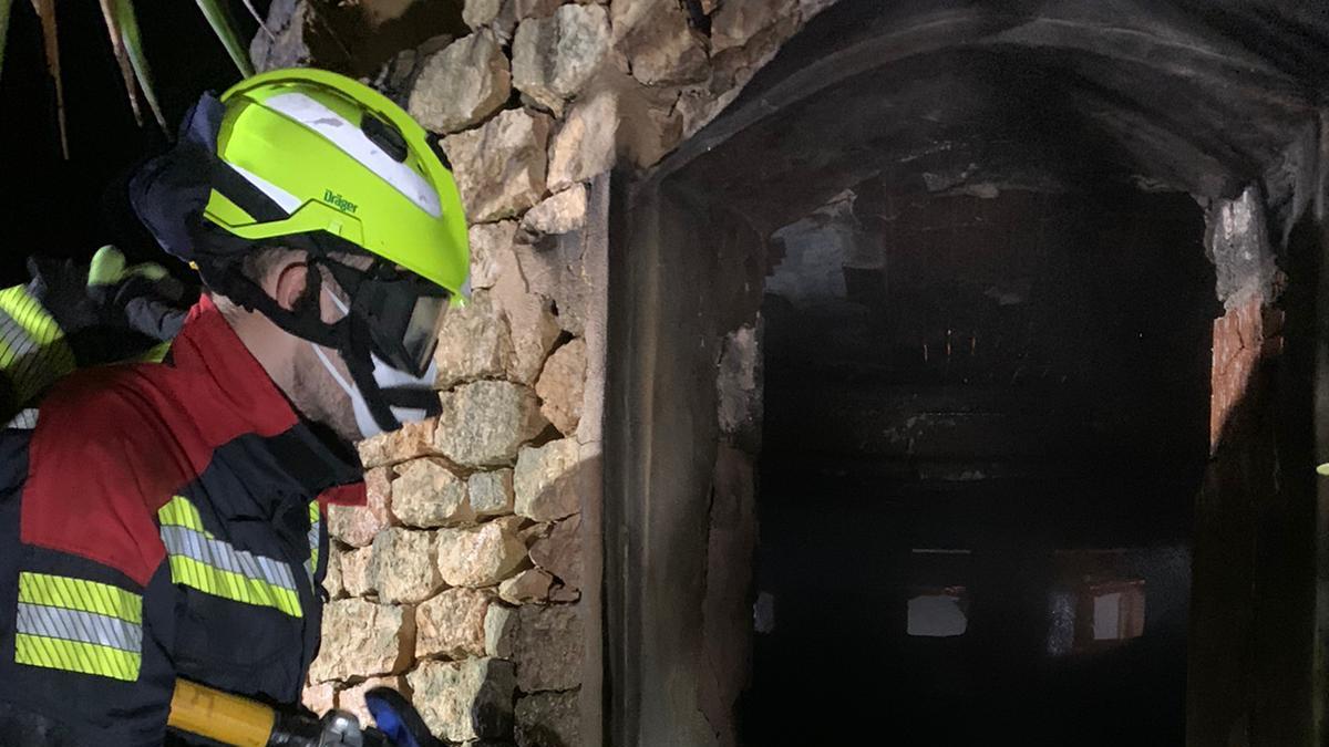 Uno de los bomberos trabaja en la extinción del incendio.