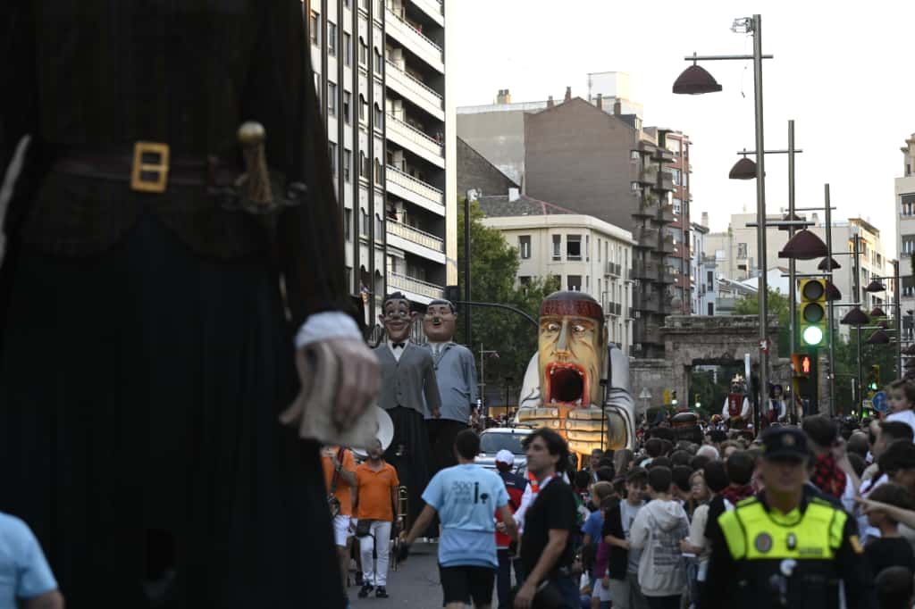 En imágenes | Primer día de las Fiestas del Pilar con las peñas y el pregón