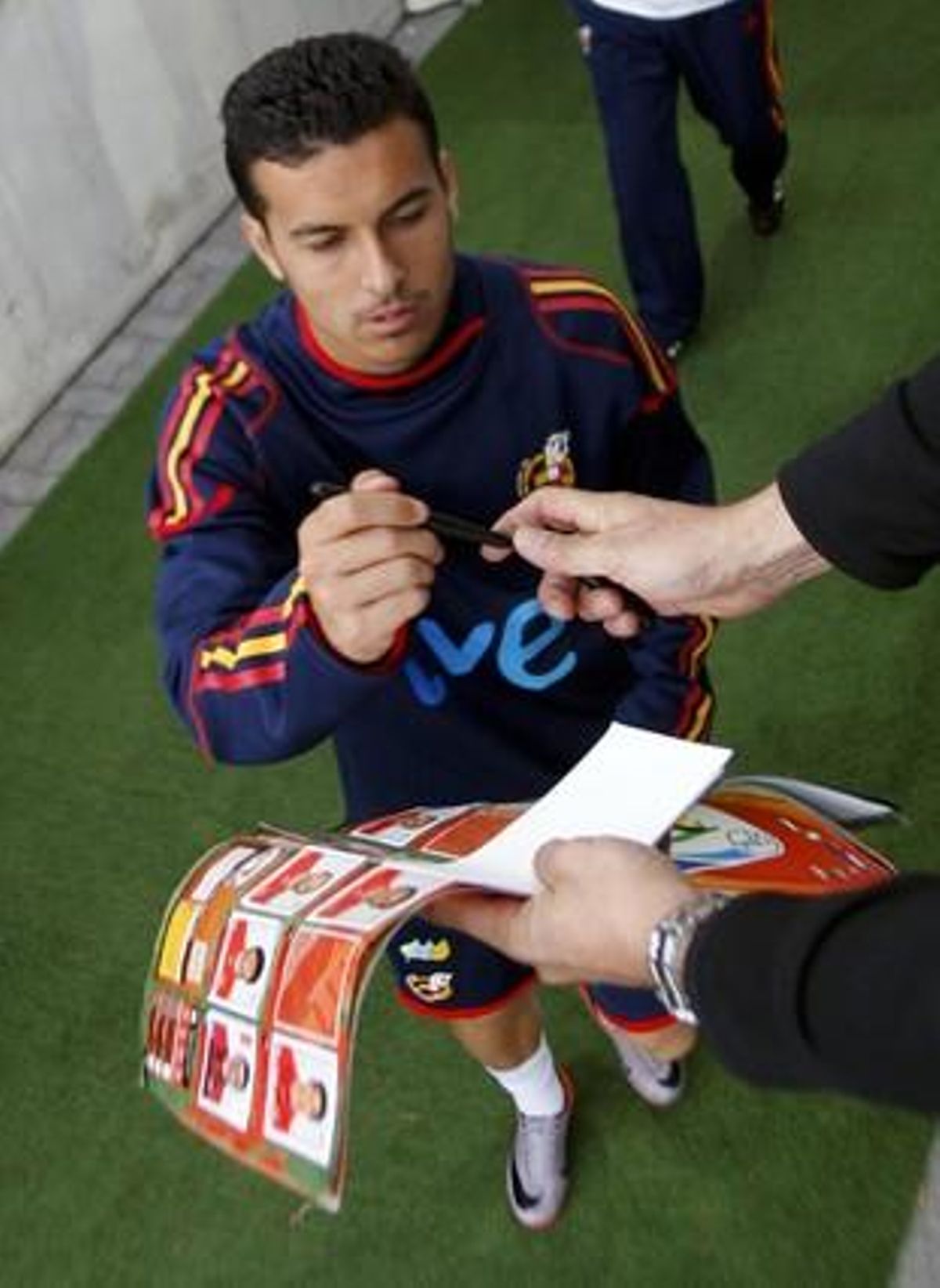 El centrecampista Pedro Rodríguez firma un autògraf durant un entrenament previ al partit de preparació contra l’Aràbia Saudita.