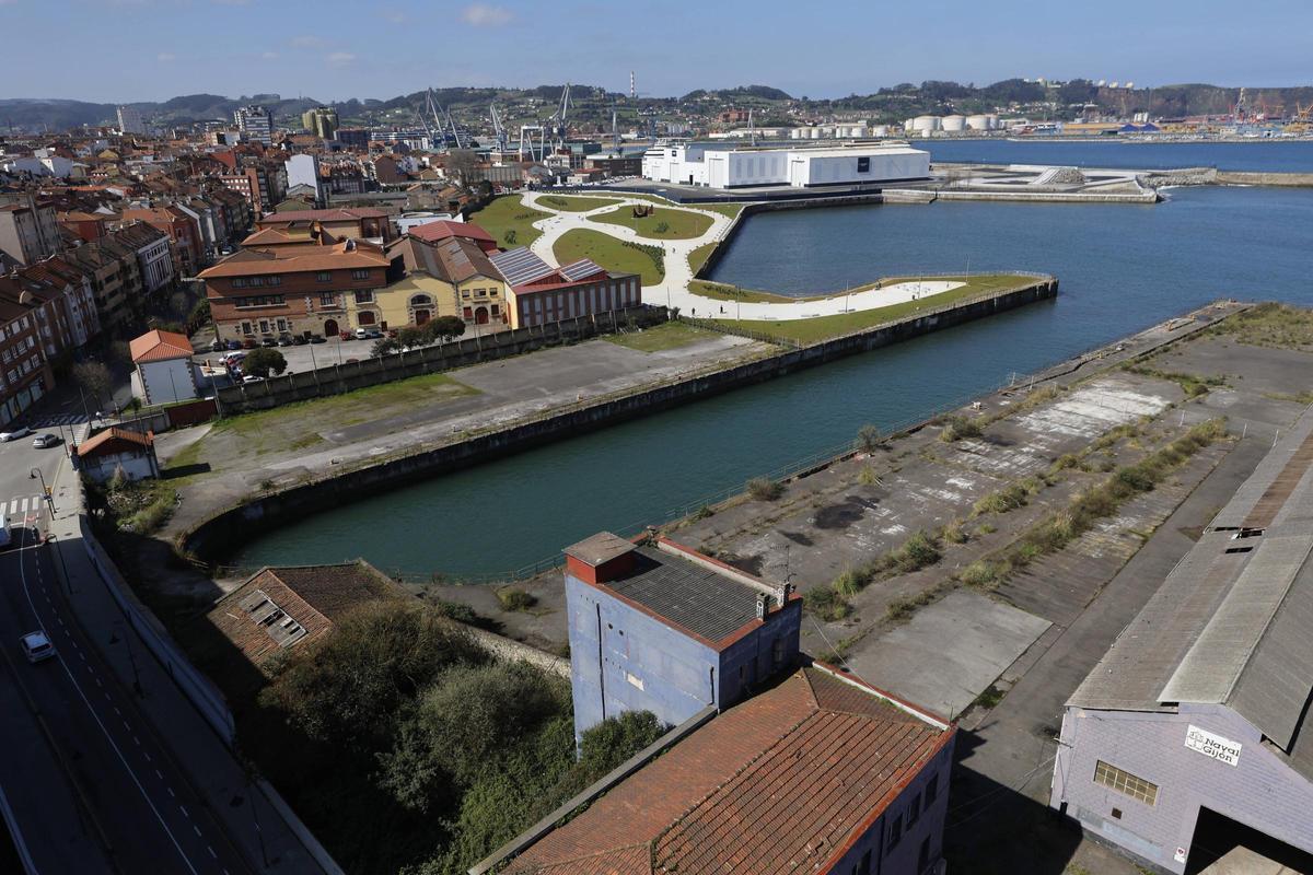 Entorno de Naval, con las naves de Pymer en primer término y el paseo ya adecuado de manera provisional al otro lado de la dársena.