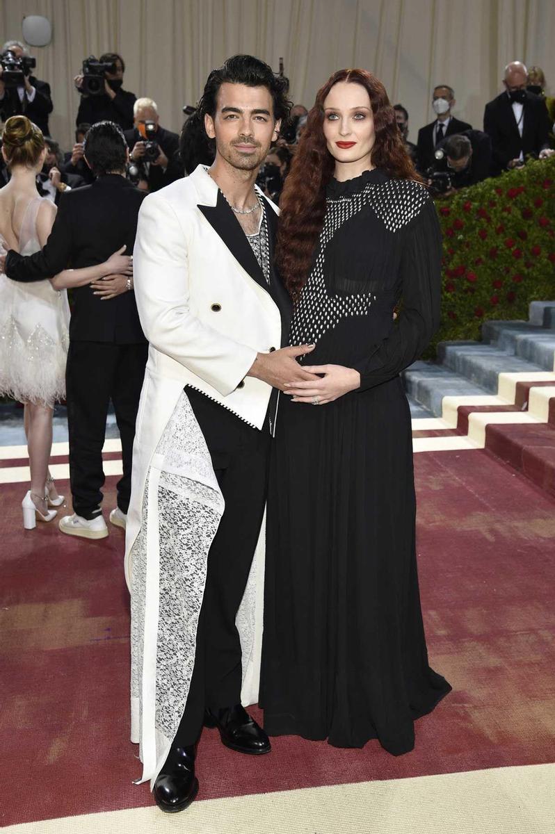 Joe Jonas y Sophie Turner presumiendo de embarazo en la gala met 2022