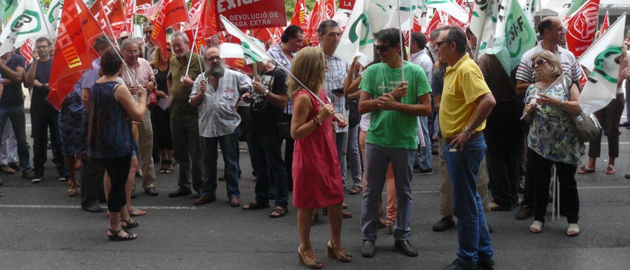 Protesta de sindicatos por el recorte salarial.