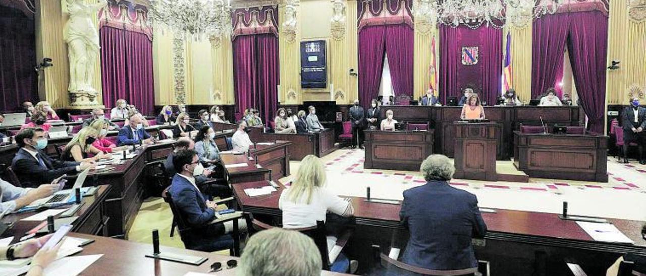 Una imagen de los diputados de los diferentes grupos parlamentarios escuchando el discurso de Francina Armengol.