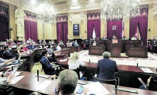 El PP critica la falta de humildad de la presidenta y sus socios, la renuncia a reivindicar el REB