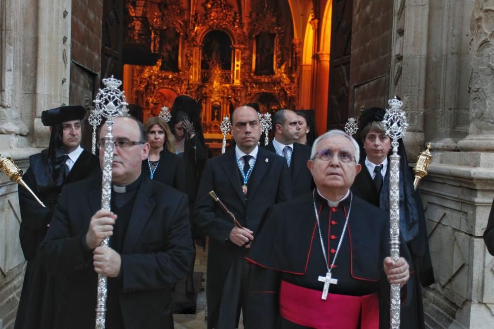 Las procesiones del Viernes Santo emocionan a miles de alicantinos