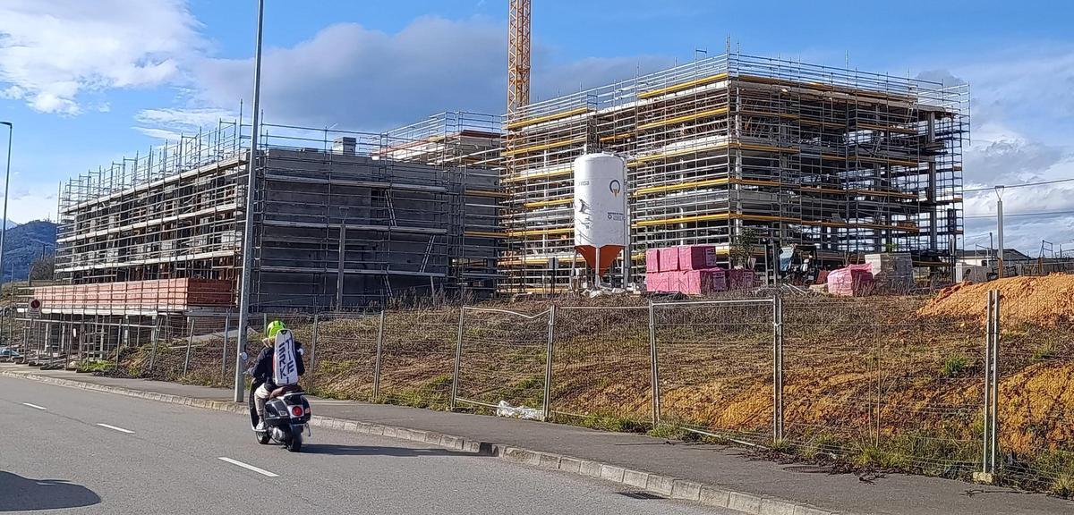 Edificio en construcción en La Fresneda, en una imagen tomada este martes. | L. R.