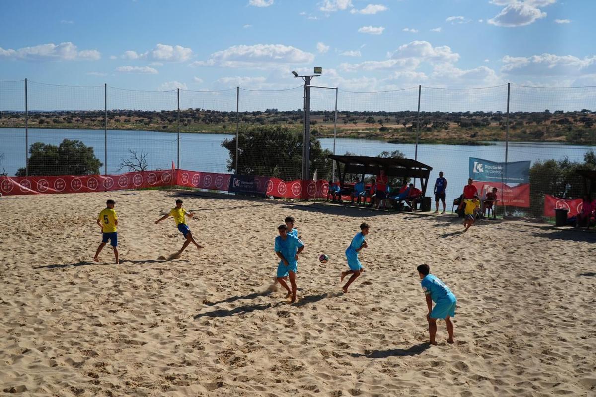 Apertura del baño en el embalse de La Colada, en El Viso