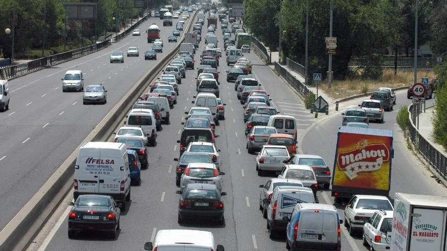 Una carretera durante la &quot;Operación salida&quot; de vacaciones. // Efe