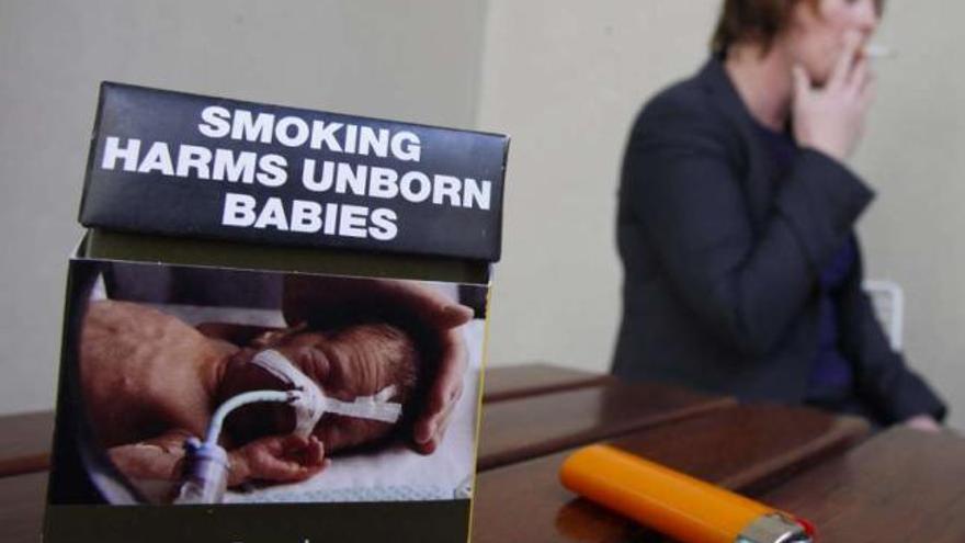 Australia impone que los paquetes de tabaco sean todos iguales y sin logos
