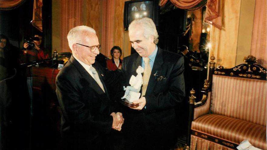 Pedro López con su premio