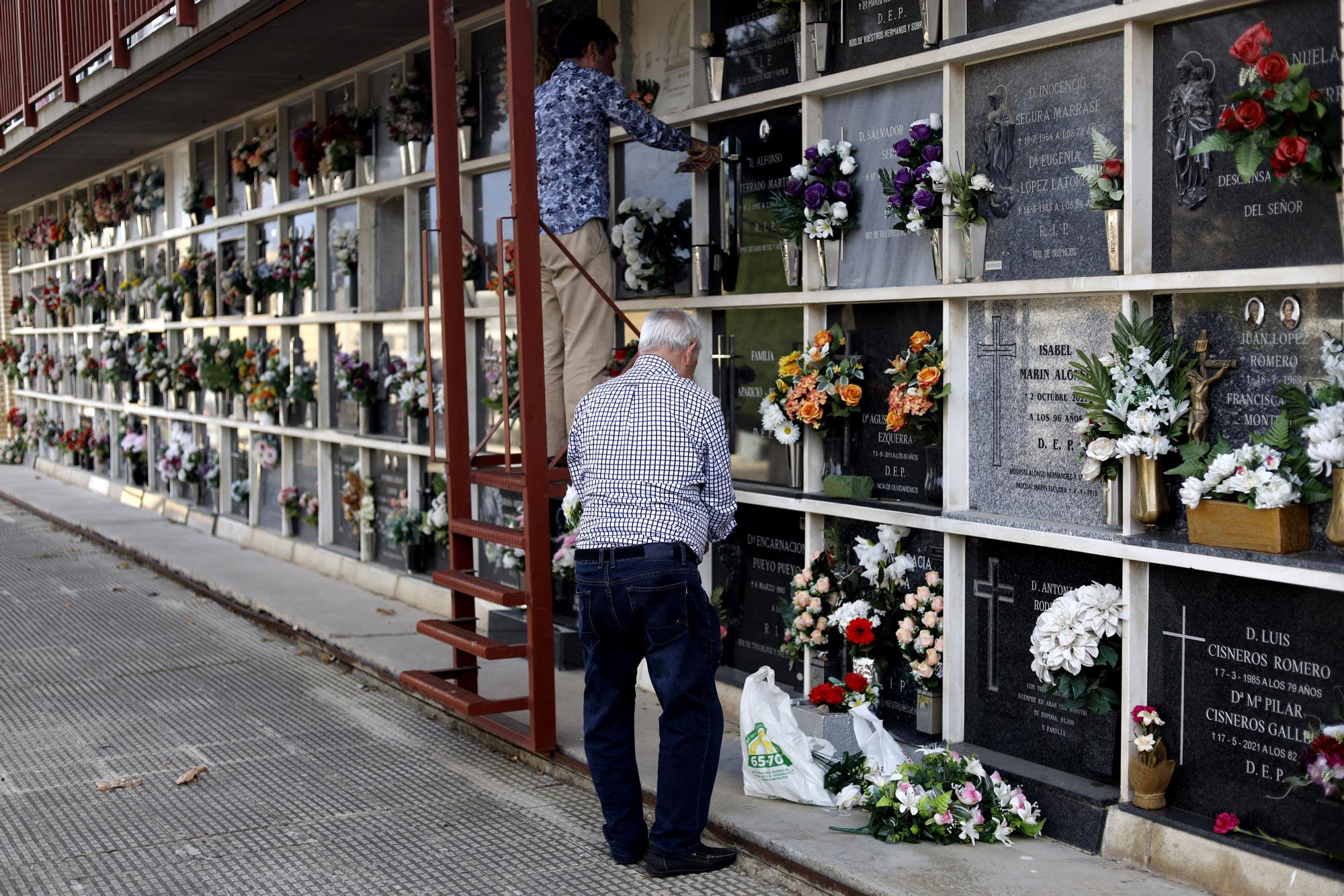 El cementerio de Torrero recibe ya a los visitantes más adelantados por Todos los Santos