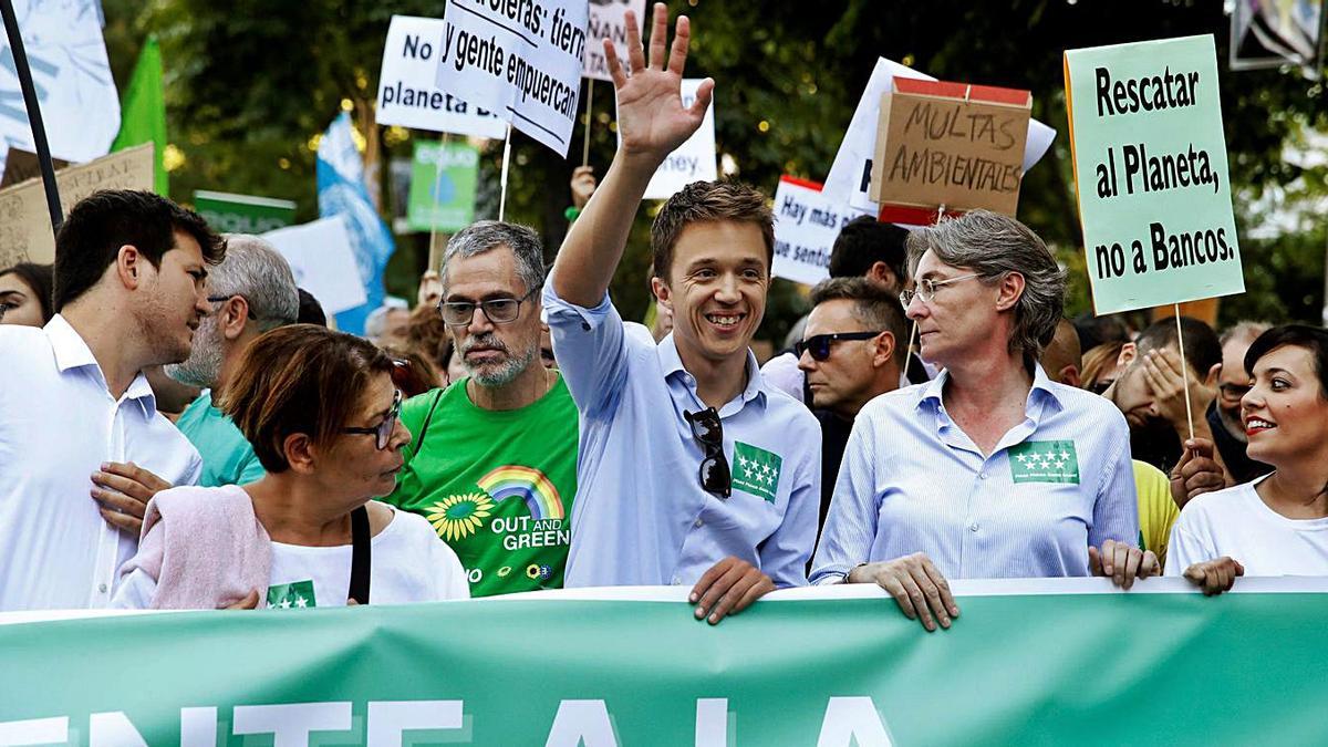 Íñigo Errejón, junto a Inés Sabanés, saluda durante una manifestación en Madrid. | EFE