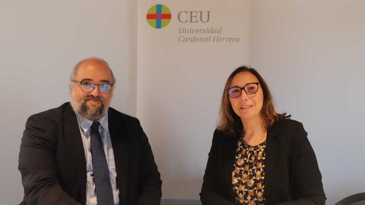 Enrique Centeno y Diana Pedrón tras la firma del acuerdo entre el CEU y AESAL.