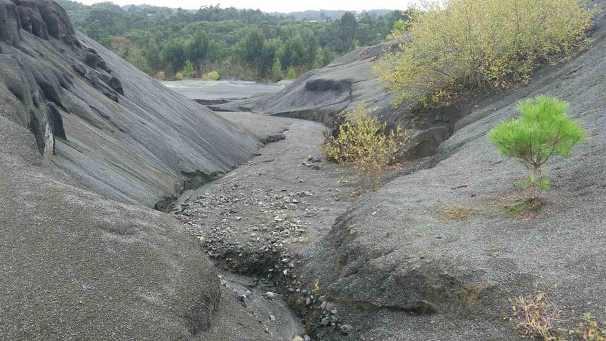 Surcos formados por los arrastres de lluvias en la explotación de Campomarzo. | // A.P.